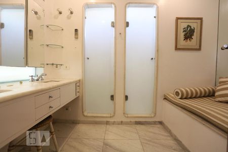 Casa à venda com 560m², 5 quartos e 6 vagas Casa à venda com 560m², 5 quartos e 6 vagasBanheiro da Suíte