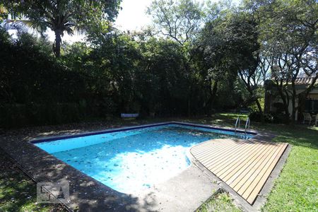 Casa à venda com 560m², 5 quartos e 6 vagas Casa à venda com 560m², 5 quartos e 6 vagasPiscina e jardim