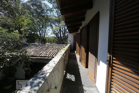 Casa à venda com 560m², 5 quartos e 6 vagas Casa à venda com 560m², 5 quartos e 6 vagasSacada dos dormitórios