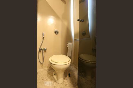 Casa à venda com 560m², 5 quartos e 6 vagas Casa à venda com 560m², 5 quartos e 6 vagasBanheiro Social