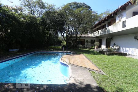 Casa à venda com 560m², 5 quartos e 6 vagas Casa à venda com 560m², 5 quartos e 6 vagasPiscina e jardim