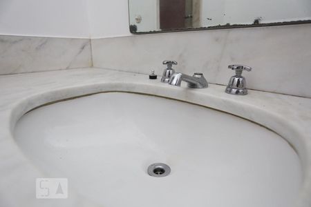 Casa à venda com 560m², 5 quartos e 6 vagas Casa à venda com 560m², 5 quartos e 6 vagasBanheiro Social 2