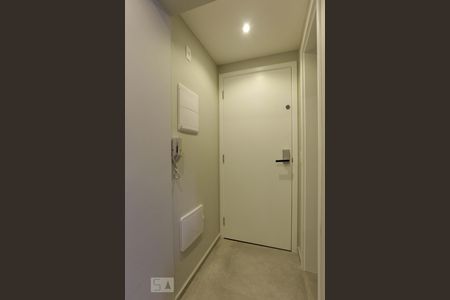 Corredor de entrada de apartamento para alugar com 1 quarto, 63m² em Vila Madalena, São Paulo