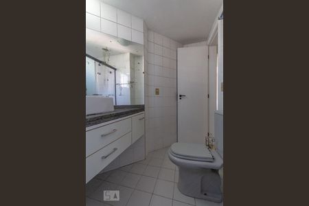 Banheiro de apartamento à venda com 1 quarto, 43m² em Vila Andrade, São Paulo