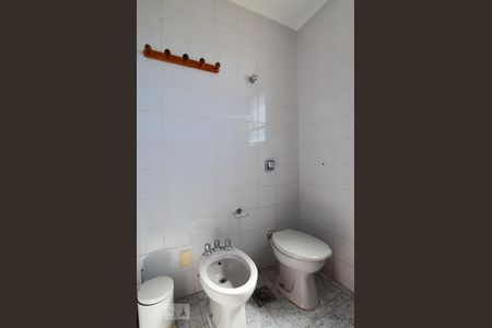 Banheiro  de apartamento para alugar com 2 quartos, 75m² em Cambuí, Campinas