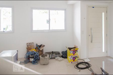 Sala de casa de condomínio à venda com 3 quartos, 150m² em Marechal Rondon, Canoas