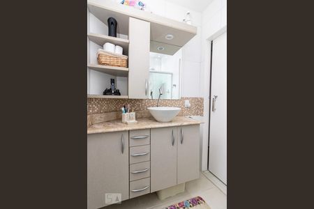 Banheiro de apartamento para alugar com 2 quartos, 60m² em Higienópolis, Rio de Janeiro