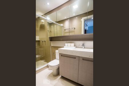 Banheiro de apartamento para alugar com 1 quarto, 49m² em Petrópolis, Porto Alegre