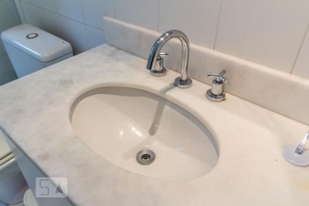 Detalhe do Banheiro do Corredor de apartamento para alugar com 2 quartos, 78m² em Jardim Iracema, Barueri