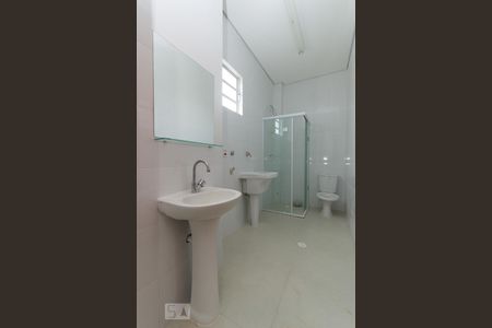 Banheiro e área de serviço de apartamento para alugar com 1 quarto, 40m² em Vila do Encontro, São Paulo