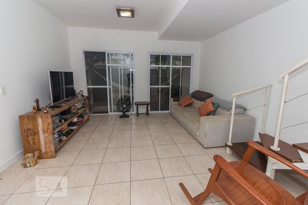 Sala de casa de condomínio para alugar com 3 quartos, 140m² em Recreio dos Bandeirantes, Rio de Janeiro