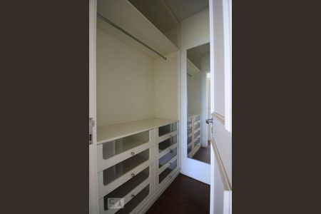 Closet de apartamento para alugar com 4 quartos, 550m² em Real Parque, São Paulo