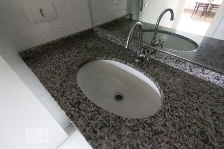 Banheiro de apartamento para alugar com 2 quartos, 55m² em Bacacheri, Curitiba