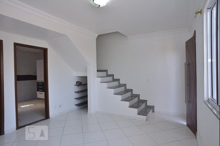 Sala de casa de condomínio para alugar com 2 quartos, 90m² em Tanque, Rio de Janeiro