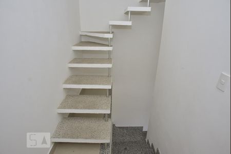 Escada de casa de condomínio para alugar com 2 quartos, 90m² em Tanque, Rio de Janeiro