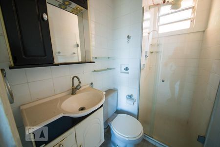 Banheiro de apartamento à venda com 2 quartos, 65m² em Fátima, Niterói