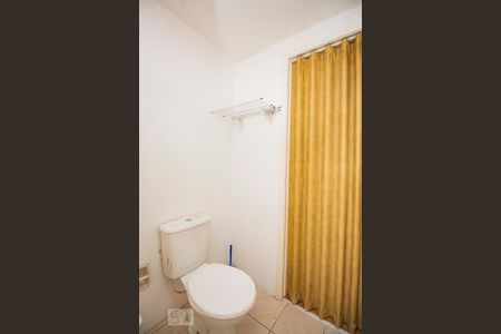 Banheiro  de apartamento à venda com 1 quarto, 43m² em Jardim do Salso, Porto Alegre