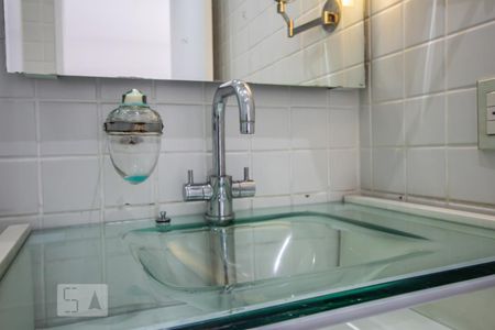 Banheiro suíte detalhe de apartamento à venda com 1 quarto, 70m² em Vila Madalena, São Paulo