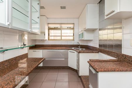 Apartamento à venda com 4 quartos, 134m² em Funcionários, Belo Horizonte