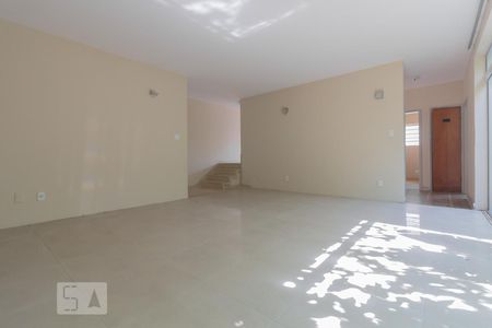 Sala 1 de casa para alugar com 4 quartos, 250m² em Vila Monumento, São Paulo