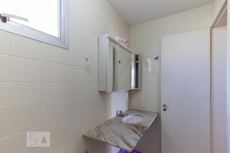 Banheiro de apartamento à venda com 1 quarto, 50m² em Centro, Campinas