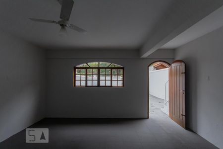 Casa à venda com 200m², 4 quartos e 3 vagas Casa à venda com 200m², 4 quartos e 3 vagasSalão de Festas / Escritório