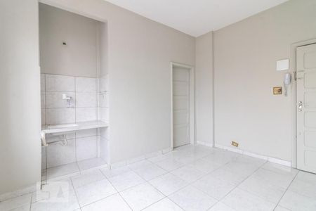 Sala e cozinha de apartamento para alugar com 1 quarto, 35m² em Centro, Curitiba