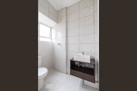 Banheiro de apartamento para alugar com 1 quarto, 35m² em Centro, Curitiba