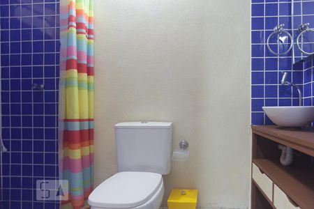 Banheiro da Suíte térreo de casa à venda com 5 quartos, 229m² em Vila Paraíso, Campinas