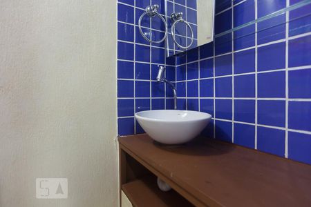 Banheiro da Suíte térreo de casa à venda com 5 quartos, 229m² em Vila Paraíso, Campinas