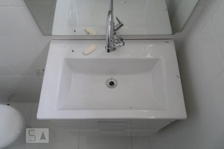 Detalhe do banheiro da suíte de apartamento para alugar com 3 quartos, 100m² em Aclimação, São Paulo