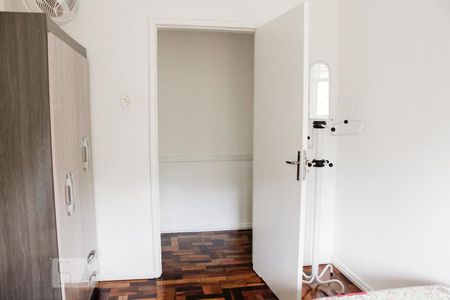 Quarto 1 de apartamento para alugar com 2 quartos, 56m² em Santo Antônio, Porto Alegre