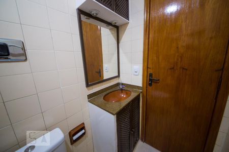 Banheiro de apartamento à venda com 2 quartos, 52m² em Fonseca, Niterói