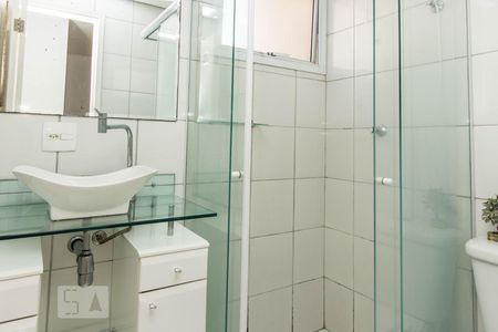 Banheiro de apartamento para alugar com 2 quartos, 54m² em Chácara Agrindus, Taboão da Serra