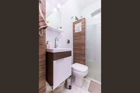 Banheiro de kitnet/studio para alugar com 1 quarto, 21m² em Botafogo, Rio de Janeiro