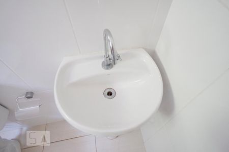 Detalhe banheiro de casa de condomínio para alugar com 2 quartos, 50m² em Vila Libanesa, São Paulo
