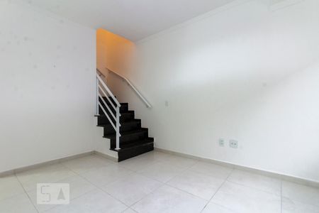 Sala de casa de condomínio para alugar com 2 quartos, 62m² em Itaquera, São Paulo