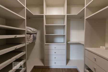 Casa de condomínio à venda com 300m², 4 quartos e 6 vagas Casa de condomínio à venda com 300m², 4 quartos e 6 vagasCloset do quarto 4