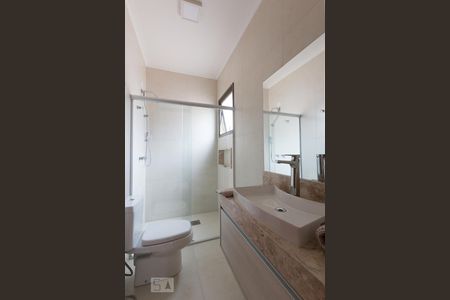 Casa de condomínio à venda com 300m², 4 quartos e 6 vagas Casa de condomínio à venda com 300m², 4 quartos e 6 vagasBanheiro do Quarto 1