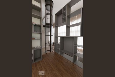 Casa de condomínio à venda com 300m², 4 quartos e 6 vagas Casa de condomínio à venda com 300m², 4 quartos e 6 vagasEscritório