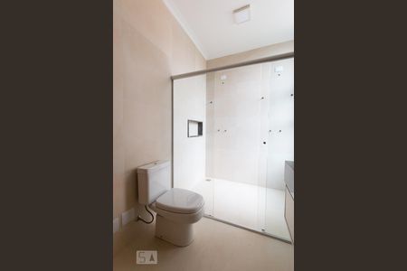 Casa de condomínio à venda com 300m², 4 quartos e 6 vagas Casa de condomínio à venda com 300m², 4 quartos e 6 vagasBanheiro do Quarto 4