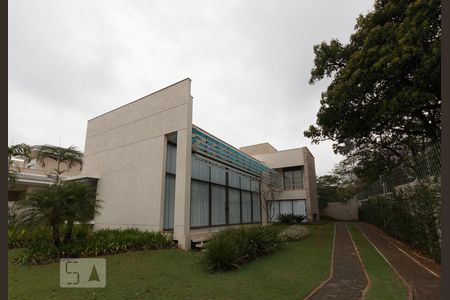 Casa de condomínio à venda com 300m², 4 quartos e 6 vagas Casa de condomínio à venda com 300m², 4 quartos e 6 vagasFachada