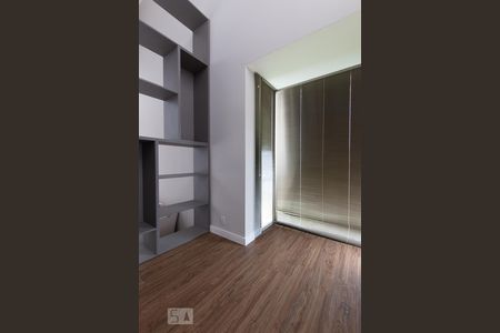 Casa de condomínio à venda com 300m², 4 quartos e 6 vagas Casa de condomínio à venda com 300m², 4 quartos e 6 vagasEscritório