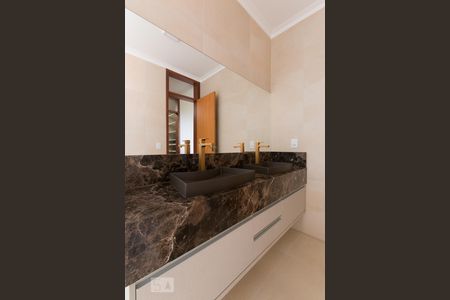 Casa de condomínio à venda com 300m², 4 quartos e 6 vagas Casa de condomínio à venda com 300m², 4 quartos e 6 vagasBanheiro do Quarto 4