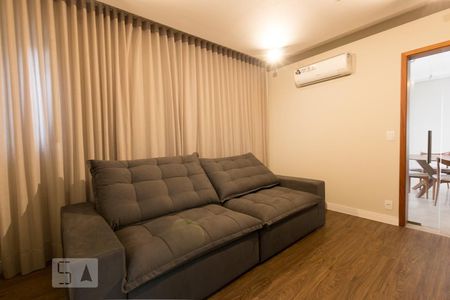 Casa de condomínio à venda com 300m², 4 quartos e 6 vagas Casa de condomínio à venda com 300m², 4 quartos e 6 vagasSala de TV