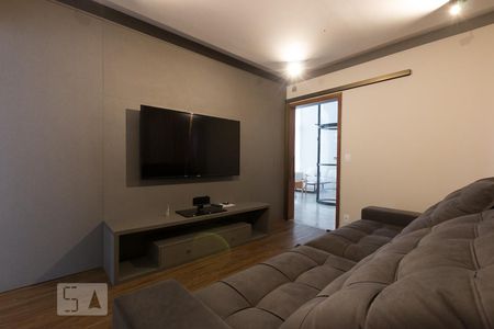 Casa de condomínio à venda com 300m², 4 quartos e 6 vagas Casa de condomínio à venda com 300m², 4 quartos e 6 vagasSala de TV