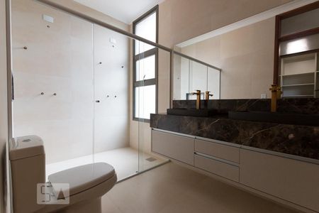 Casa de condomínio à venda com 300m², 4 quartos e 6 vagas Casa de condomínio à venda com 300m², 4 quartos e 6 vagasBanheiro do Quarto 4