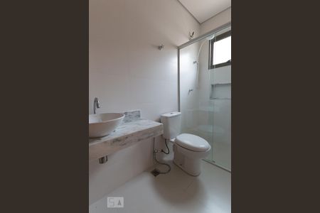 Casa de condomínio à venda com 300m², 4 quartos e 6 vagas Casa de condomínio à venda com 300m², 4 quartos e 6 vagasBanheiro de Serviço