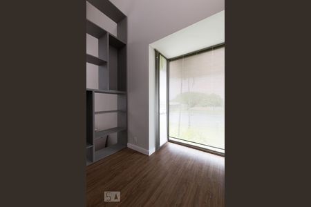 Casa de condomínio à venda com 300m², 4 quartos e 6 vagas Casa de condomínio à venda com 300m², 4 quartos e 6 vagasEscritório