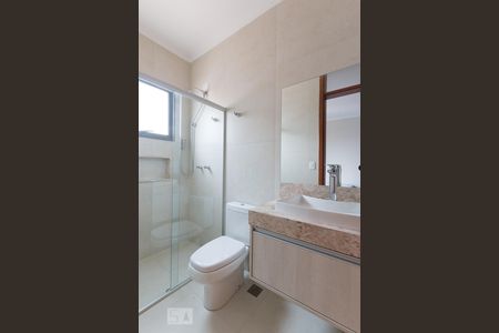 Casa de condomínio à venda com 300m², 4 quartos e 6 vagas Casa de condomínio à venda com 300m², 4 quartos e 6 vagasBanheiro do Quarto 2